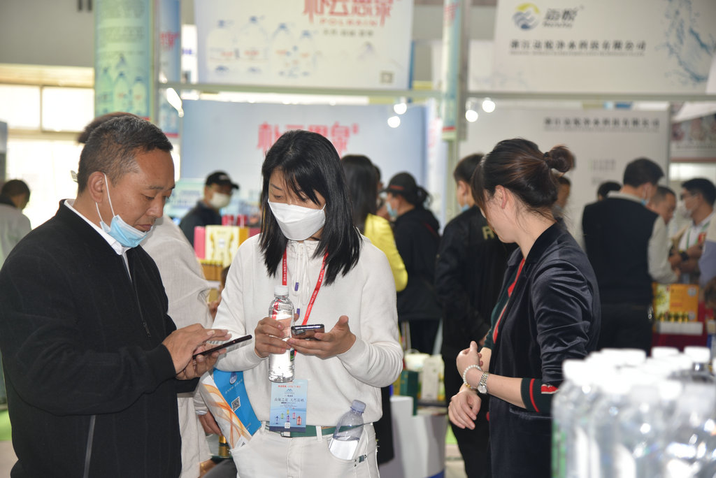刘观品在全国饮用水高端品牌展销会上推介公司产品(1).jpg