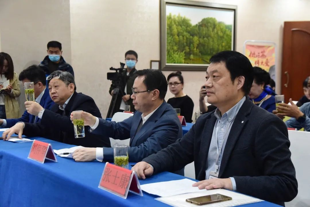 茶汤审评（伊  航   摄影）.jpg