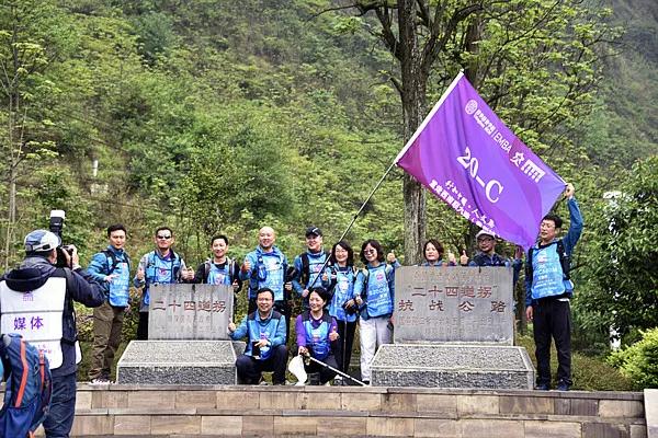 在24道拐抗战路遗址留影.jpg