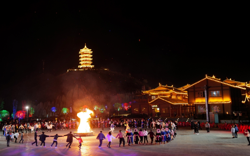 图3.阿妹戚托小镇上起舞 李念秋 摄(1).jpg