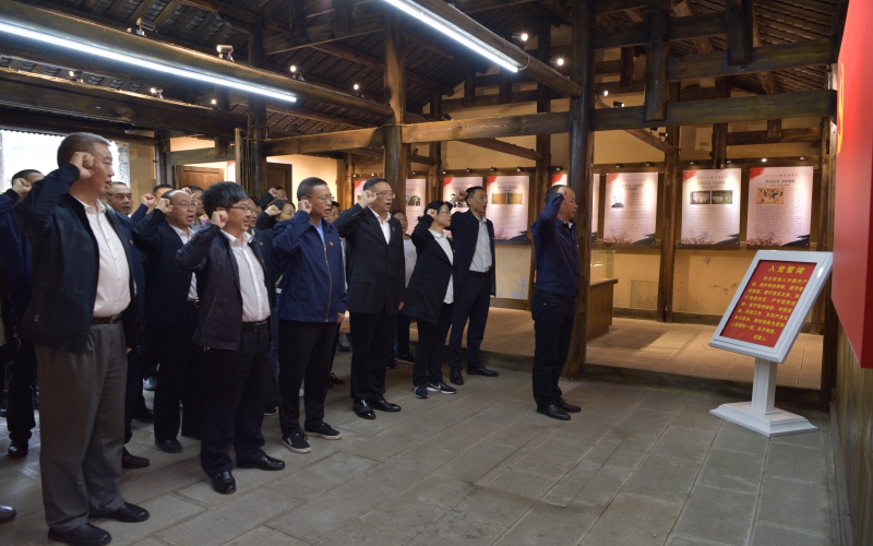 图4.在兴义市威舍镇猪场红军村重温入党誓词(1).jpg
