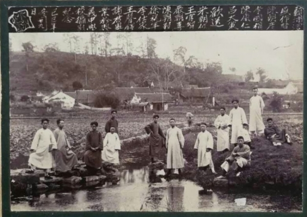 1929年拍摄的兴义县初级中学第一届毕业生合影。图片后的房屋为县立初级中学校舍.jpg