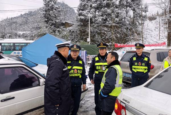 1645580446495086037.jpg 图2:九支队、交警、公路养护三家部门商议联合保畅方案(陶高峰摄)(1).jpg