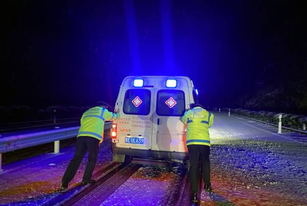 1645580475687058572.jpg 图4:九支队交通执法人员在寒风中帮助受困车辆(唐银摄)(1).jpg