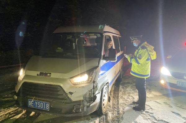 1645580505266073809.jpg 图5:九支队交通执法人员大雪中检查客运车辆保群众出行安全(1).jpg