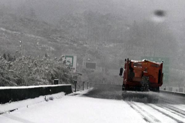 1645580524287001305.jpg 图7:高速公路覆盖积雪,九支队交通执法人员联合相关部门撤融雪剂化雪(田龙摄)(1).jpg