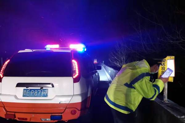 1645580548642029724.jpg 图8:九支队交通执法人员深夜查看易凝冻路段气温(董学忠摄)(1).jpg