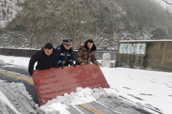 1645580576348086411.jpg 图11:九支队交通执法人员和被堵的驾乘人员一起用大木板铲雪(何明庆摄)(1).jpg