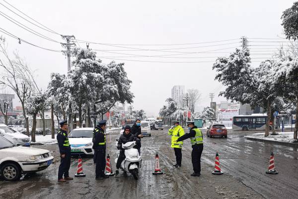 1645580596038092587.jpg 图12:九支队交通执法人员和公安交警联合在大雪路段维护交通秩序(陶高峰摄)(1).jpg