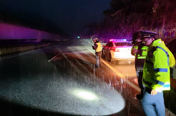 1645580767865026542.jpg 图1:大雪纷飞,九支队交通执法人员和交警在高速公路上守护交通平安(夏玉峰摄)(1).jpg