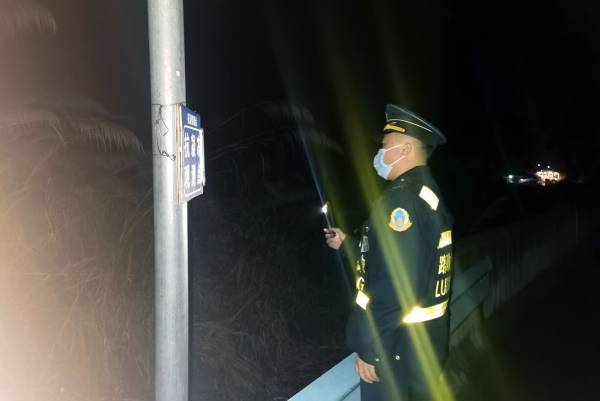 1645580804517044023.jpg 图10:深夜里最帅的九支队交通执法人员(范宇宇摄)(1).jpg