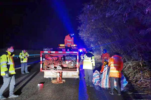 1645580834587026177.jpg 图9:九支队和公路养护部门在易凝冻路段撤预防性融雪剂(李广摄)(1).jpg