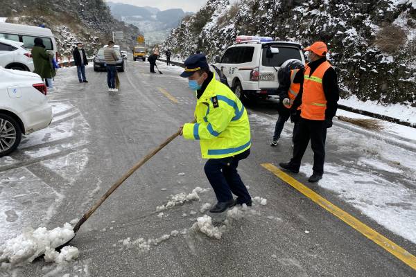 1645580881701081363.jpg 图3:九支队交通执法人员用铁铲铲出公路上积雪(赵文源摄)(1).jpg