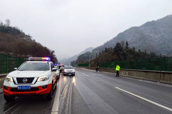 1645580916650028488.jpg 图6:高速公路凝冻,九支队交通执法人员对公路交通进行管制(夏玉峰摄)(1).jpg