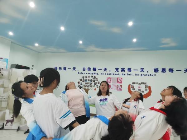 1645778231160075953.jpg 室内心理游戏:信任(1).jpg