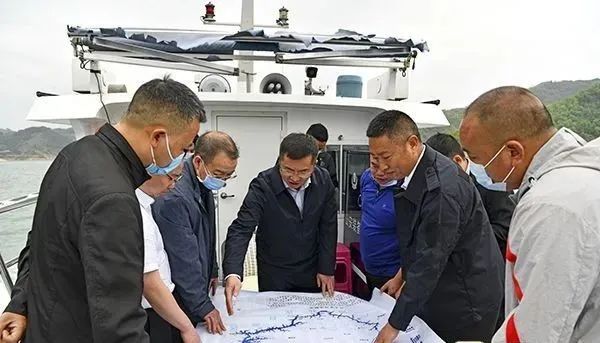 顾先林在万峰湖乘船巡湖，听取全市河长制工作汇报.jpg