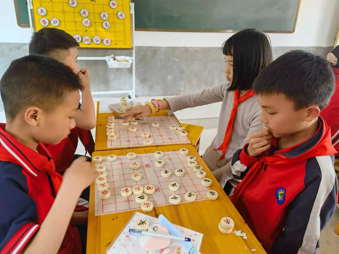 桔乡路小学学生对弈.jpg