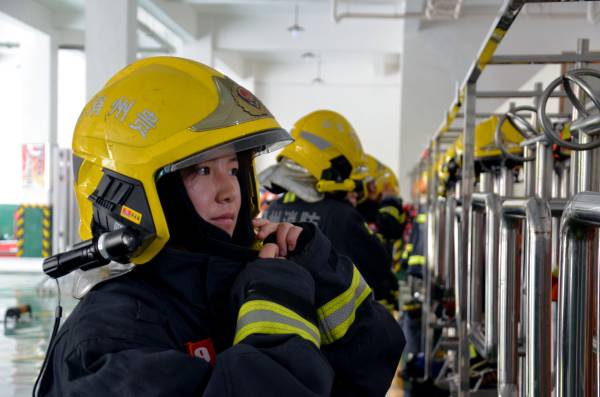 穿上灭火服的女子战斗员(1).jpg