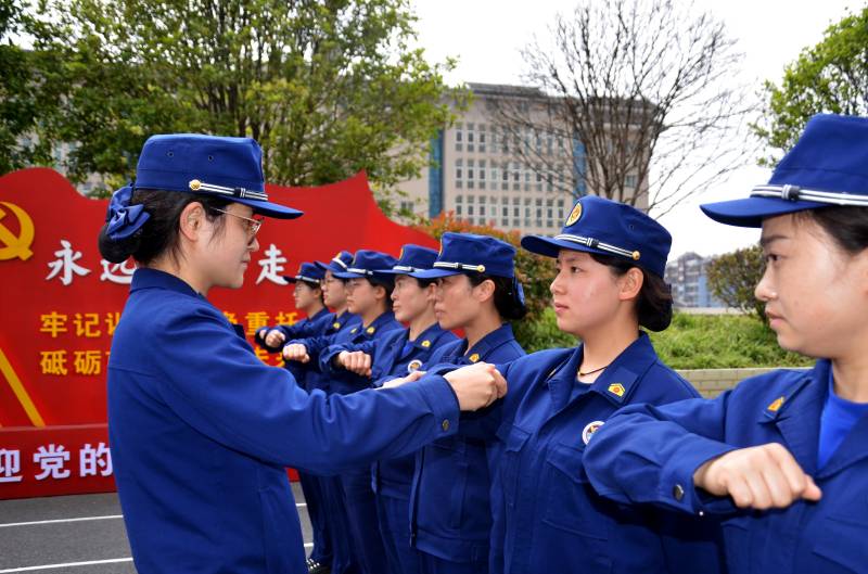 女子消防班队列训练jpg.jpg