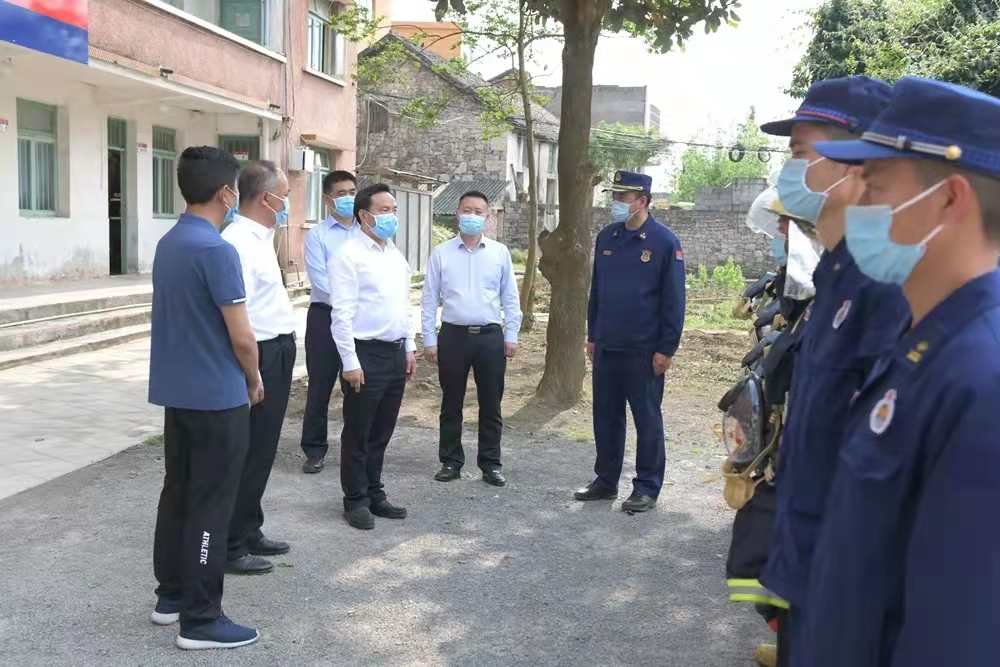 州委书记调研安龙乡镇应急救援站建设工作.jpg