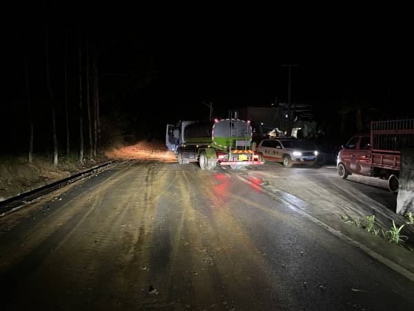 夜间公路保畅 (望谟) (1).jpg