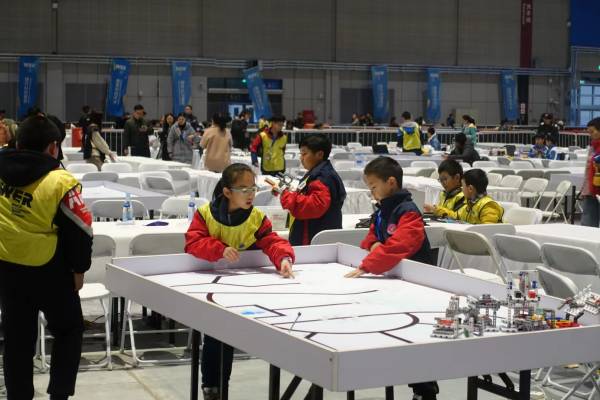 八中附小（阳光小学）六年级学生张曾露之参加2019赛季世界锦标赛上海积木教育机器人普及赛场景(1).jpg