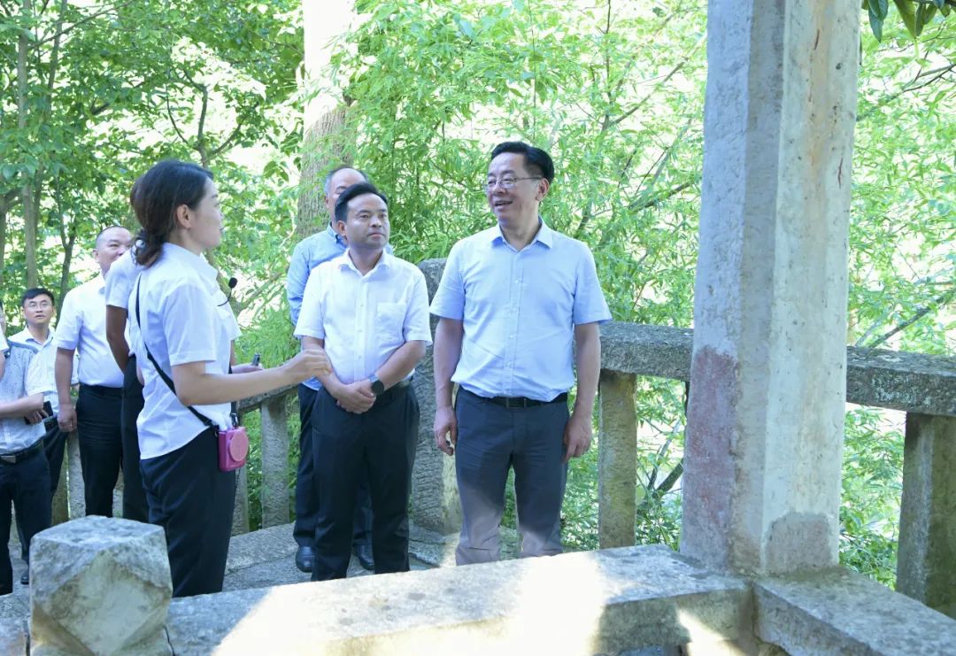 卢雍政在安龙招堤景区实地调研半山亭等保护修缮工作.jpg