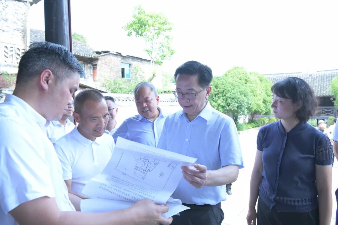 卢雍政在贞丰历史街区实地察看古城保护修缮等情况.jpg