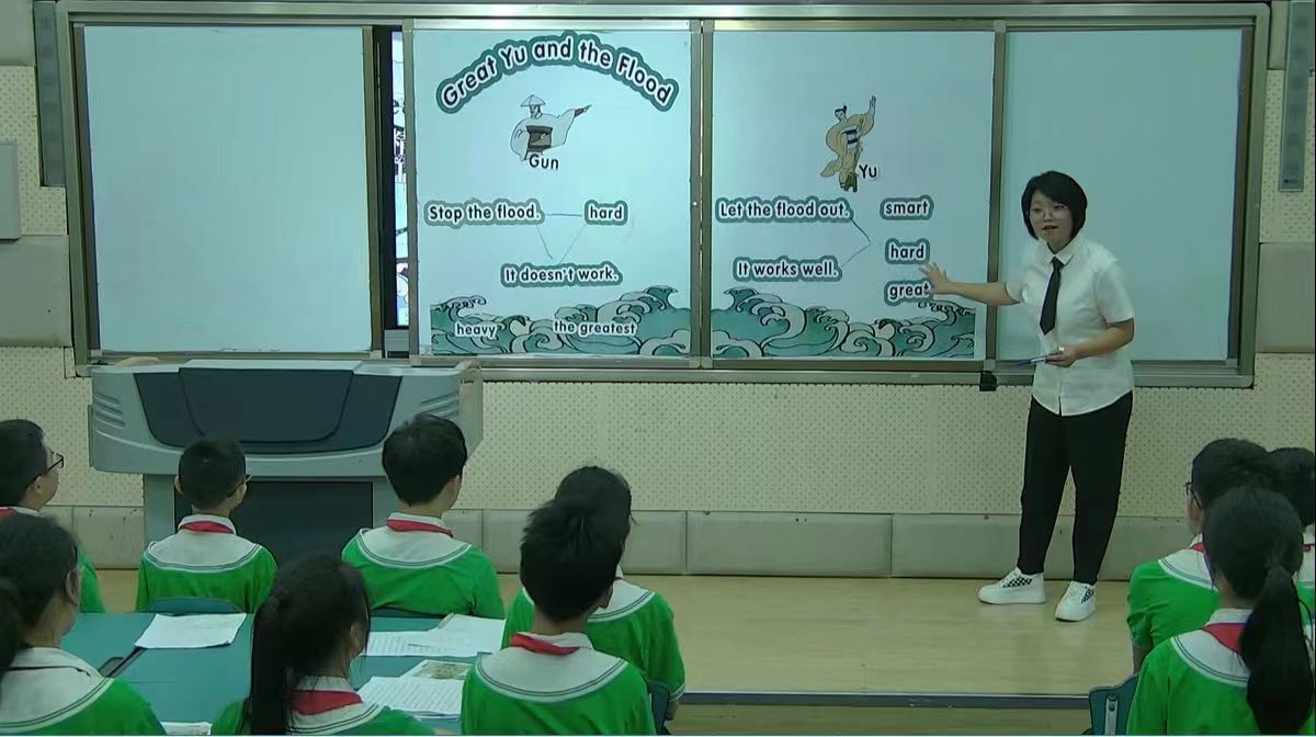 图为荣获小学英语学科一等奖延安路小学教师周健敏上课时场景.jpg
