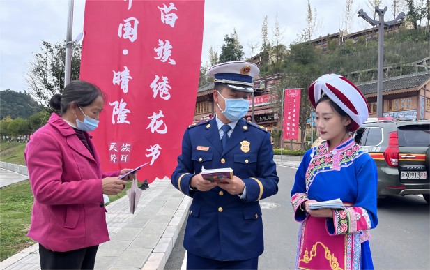 大队领导联手彝族姑娘为群众讲解消防知识(1).jpg