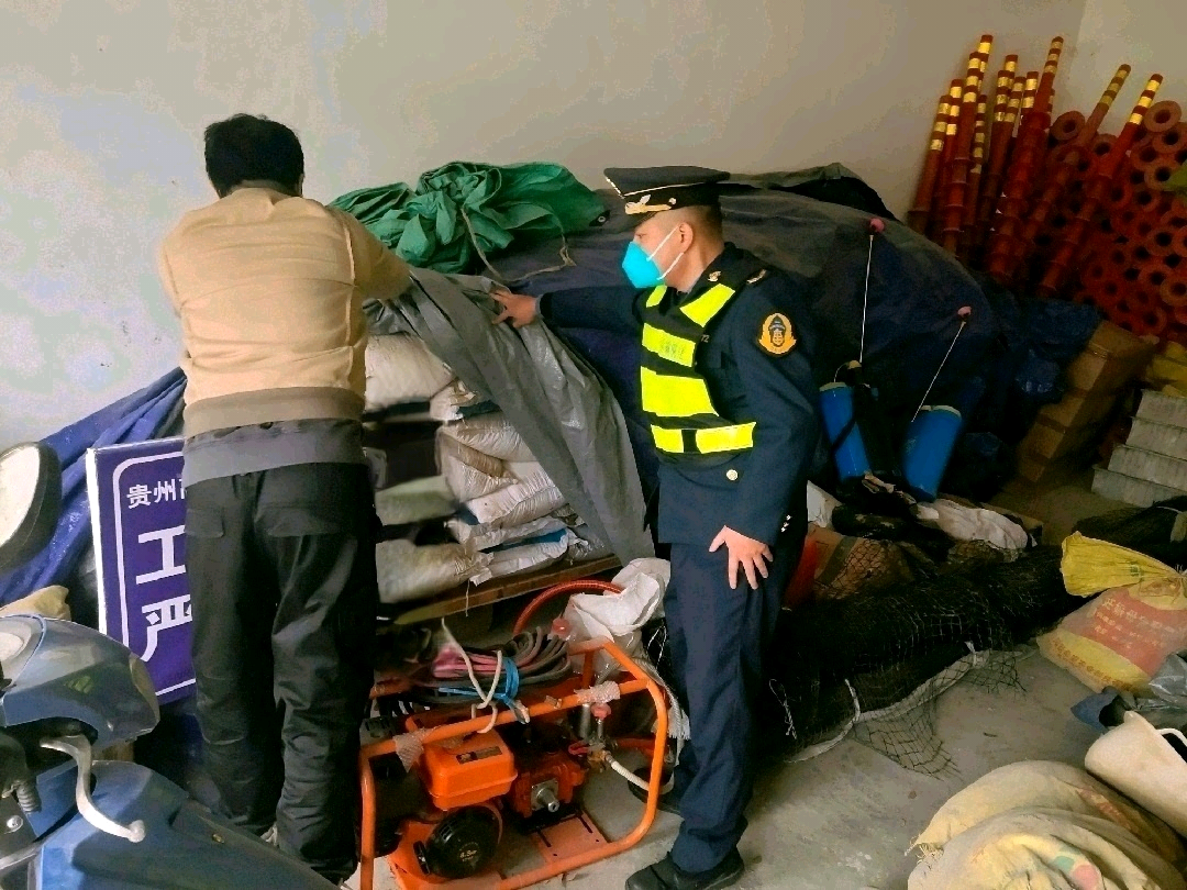 图1：执法人员查看抗凝物资储备情况（陈健  摄）.png
