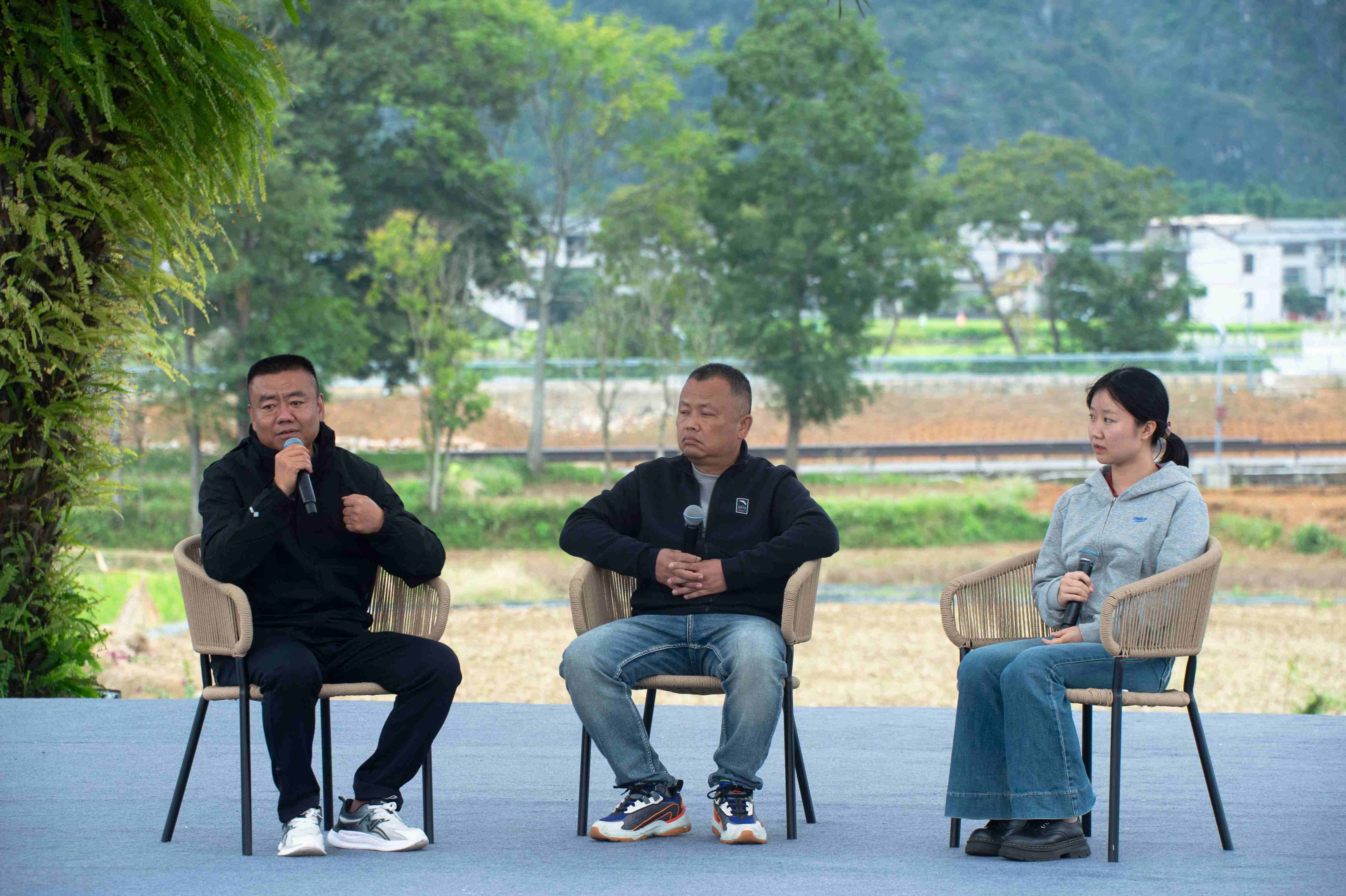 1761573756562014207.jpg 《带一本书去黔西南》分享会 (提供:印象黔西南) (9).jpg