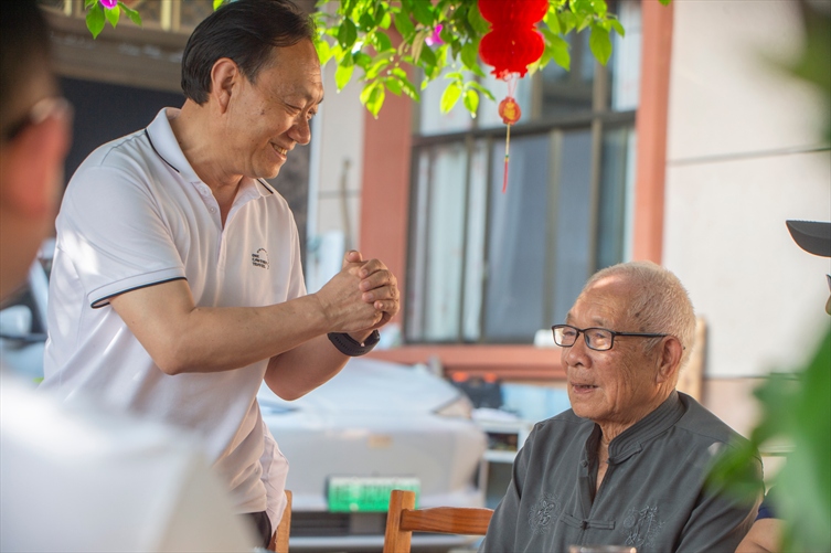 20260521看望茶籽化石发现者卢其明先生 (9).jpg